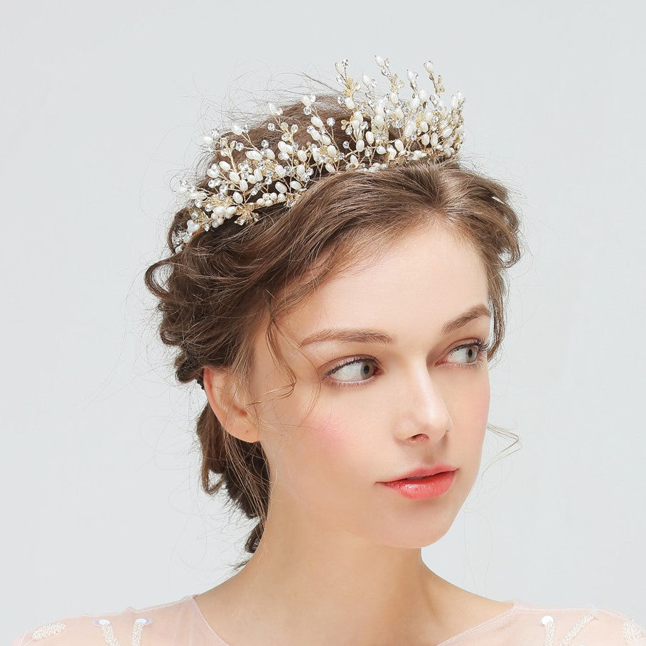 Bridal hairstyles with tiara: ideas and pretty pictures